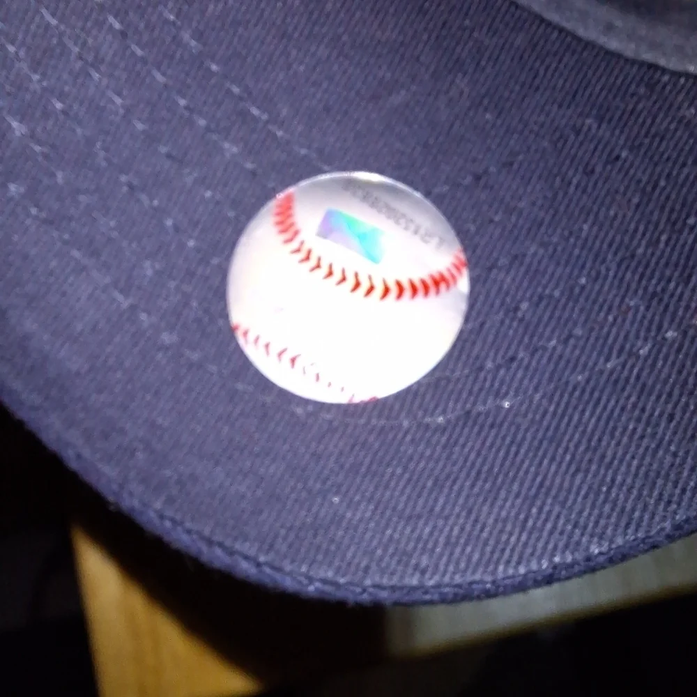 A Fan Favorite Atlanta Braves adjustable ball cap/truckers hat. Pre-loved